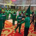 Pj Gubsu A Fatoni menyerahkan pataka dalam pelepasan kontingen PON 2024 di Aula RIS, Kantor Gubsu, Jumat (30/8/2024).(HO/kaldera)