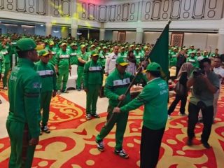 Pj Gubsu A Fatoni menyerahkan pataka dalam pelepasan kontingen PON 2024 di Aula RIS, Kantor Gubsu, Jumat (30/8/2024).(HO/kaldera)