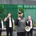Camat Medan Petisah, Arafat Syam memberikan arahan sebelum penertiban PK5 Jalan Gatot Subroto dilakukan