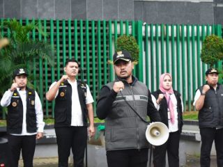 Camat Medan Petisah, Arafat Syam memberikan arahan sebelum penertiban PK5 Jalan Gatot Subroto dilakukan