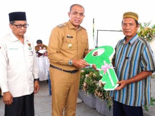 Pemerintah Kabupaten Langkat terus bergerak menuntaskan rumah tidak layak huni. Terakhir, enam rumah tidak layal huni di Kecamatan Pematang Jaya selesai direvitalisasi dan diserahkan langsung Pj Bupati Langkat, Faisal Hasrimy kepada pemiliknya masing - masing, kemarin.