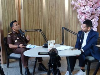 Menjadi narasumber dalam kegiatan Jaksa Menyapa di moveonlineradio.com, Kepala Kejaksaan Tinggi Sumatera Utara Idianto, SH,MH yang diwakili salah seorang Koordinator Intelijen Kejati Sumut Yos A Tarigan,SH,MH dengan dipandu host Zaky Yusuf
