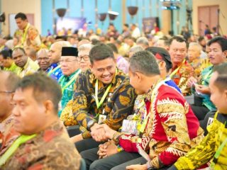 BPJS Kesehatan memberikan penghargaan Universal Health Coverage (UHC) kepada 493 kepala daerah dalam acara UHC Awards 2024, di The Krakatau Grand Ballroom TMII, Kamis (8/8/2024).