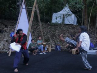 Para seniman saat melakukan latihan sebelum penampilan