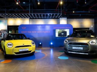MINI Indonesia bersama MINI Performance Motors memperkenalkan MINI New Generation, kepada masyarakat Kota Medan, dengan menghadirkan dua model MINI New Generation di Meet The New MINI Family.