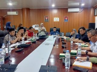 Anggota Komisi 4 DPRD Medan menggelar rapat dengar pendapat (RDP) terkait Perumahan Villa Polonia Garden yang berada di Komplek CBD Polonia, Jalan Padang Golf, Kecamatan Medan Polonia di Ruang Rapat Komisi 4 DPRD Medan, kemarin.