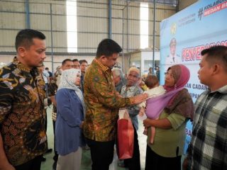 Sebanyak 81.569 keluarga penerima manfaat menerima Bantuan Pangan Cadangan Beras Pemerintah (BP-CBP) dari Wali Kota Medan Bobby Nasution di Gedung Futsal, Jalan Paluh Nibung, Kelurahan Paya Pasir, Kecamatan Medan Marelan, Kamis (15/8/2024).