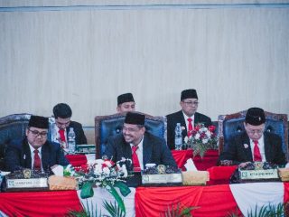 Anggota DPRD Medan menggelar sidang paripurna istimewa dengan agenda mendengarkan pidato kenegaraan Presiden Joko Widodo berkaitan HUT Kemerdekaan RI ke-79 di Gedung DPRD Medan, Jumat (16/8/2024).