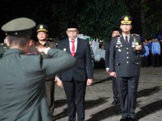 Memperingati HUT Kemerdekaan RI ke-79 , Pj Bupati Langkat, M Faisal Hasrimy, bertindak sebagai pembina apel kehormatan dan renungan suci yang berlangsung khidmat di Taman Makam Pahlawan (TMP) Pangkalan Berandan, Kabupaten Langkat, Sabtu dini hari (17/8/2024).