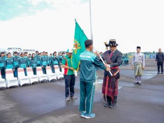 Walikota Medan, Bobby Nasution melepas 200 atlet asal Kota Medan yang memperkuat kontingen Sumut pada PON ke -XXI di Lapangan Apron Charlie Lanud Soewondo Medan, Sabtu (17/8/2024).