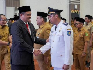 Walikota Medan Bobby Nasution melantik Sutan Tolang Lubis menjadi Kepala Badan Pendapatan Daerah Kota Medan di Ruang Rapat III Kantor Walikota Medan, Senin (19/8/2024).