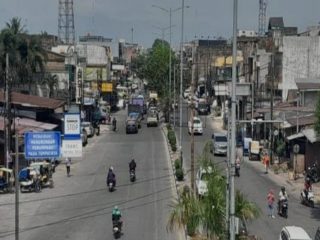 Personel Ditlantas Polda Sumut bersama tim terpadu melakukan penertiban sejumlah ruas jalan jelang perhelatan PON Aceh - Sumut 2024.