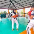 Atlet Tarung Derajat Sumut tengah berlatih di Kawah Derajat, Medan Meralen. Tarung Derajat optimis akan menyapu medali di 21 kelas yang dipertandingkan di PON, dengan target minimal 3 medali emas.(HO/kaldera)