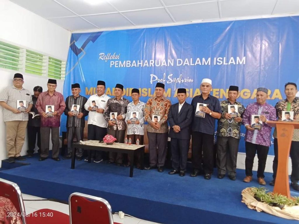 BUKU - Sejumlah penerima buku berfoto bersama Prof Syahrin Harahap usai peluncuran buku "Prof Syahrin Mujaddin Asia Tenggara, Perjalanan Intelektual dan Dedikasi Akademik', Jumat (16/18/2024).(HO/kaldera)