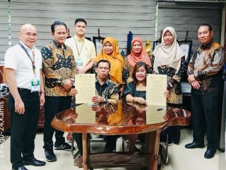 Wakil Dekan FITK UINSU Dr. Muhammad Dalimunte (duduk depan kiri) menandatangani MoU dengan Central Luzon Stare University. (HO/kaldera)