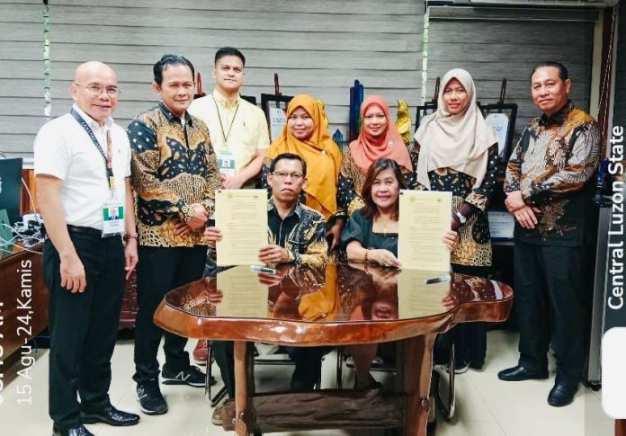 Wakil Dekan FITK UINSU Dr. Muhammad Dalimunte (duduk depan kiri) menandatangani MoU dengan Central Luzon Stare University. (HO/kaldera)