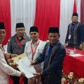 Komisioner KPU Tapsel menerima berkas pendaftaran bacalon Bupati-Wakil Bupati, kemarin. Hanya ada dua pasangan yang mendaftar dan keduanya bermarga Pasaribu.(HO/kaldera)