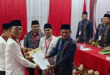 Komisioner KPU Tapsel menerima berkas pendaftaran bacalon Bupati-Wakil Bupati, kemarin. Hanya ada dua pasangan yang mendaftar dan keduanya bermarga Pasaribu.(HO/kaldera)