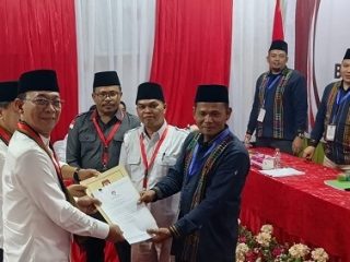 Komisioner KPU Tapsel menerima berkas pendaftaran bacalon Bupati-Wakil Bupati, kemarin. Hanya ada dua pasangan yang mendaftar dan keduanya bermarga Pasaribu.(HO/kaldera)