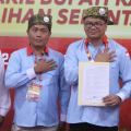Pasangan dr Asri Ludin Tambunan-Lom Lom Suwondo (Aci-Lom Lom) mendaftar ke KPU Deli Serdang sebagai calon bupati dan calon wakil bupati di Pilkada 2024, Rabu (28/8/2024).