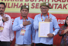 Pasangan dr Asri Ludin Tambunan-Lom Lom Suwondo (Aci-Lom Lom) mendaftar ke KPU Deli Serdang sebagai calon bupati dan calon wakil bupati di Pilkada 2024, Rabu (28/8/2024).