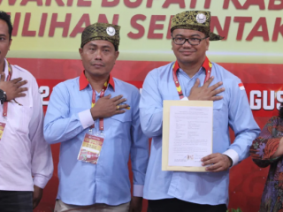 Pasangan dr Asri Ludin Tambunan-Lom Lom Suwondo (Aci-Lom Lom) mendaftar ke KPU Deli Serdang sebagai calon bupati dan calon wakil bupati di Pilkada 2024, Rabu (28/8/2024).