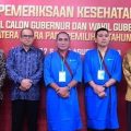 Bacalon Gubsu-Wagubsu, Edy Rahmayadi-Hasan Sagala diapit Ketua KPU Sumut Agus Arifin dan Kepala BNN Sumut Brigjend Pol Toga Panjaitan, berposes di sela-sela proses pemeriksaan kesehatan di RSUP Adam Malik, Jumat (30/8/2024). (HO/kaldera)