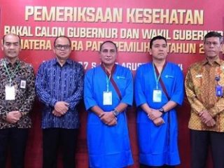 Bacalon Gubsu-Wagubsu, Edy Rahmayadi-Hasan Sagala diapit Ketua KPU Sumut Agus Arifin dan Kepala BNN Sumut Brigjend Pol Toga Panjaitan, berposes di sela-sela proses pemeriksaan kesehatan di RSUP Adam Malik, Jumat (30/8/2024). (HO/kaldera)