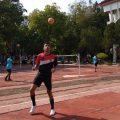 Seorang atlet tengah berlatih di lapangan takraw kampus Unimed, belum lama ini. Sepak takraw menargetkan tiga medali emas di PON 2024.(HO-KONI Sumut/kaldera)
