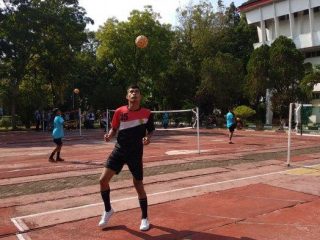 Seorang atlet tengah berlatih di lapangan takraw kampus Unimed, belum lama ini. Sepak takraw menargetkan tiga medali emas di PON 2024.(HO-KONI Sumut/kaldera)