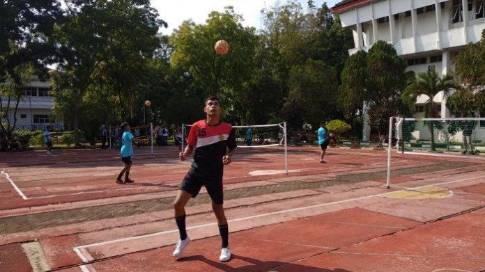 Seorang atlet tengah berlatih di lapangan takraw kampus Unimed, belum lama ini. Sepak takraw menargetkan tiga medali emas di PON 2024.(HO-KONI Sumut/kaldera)