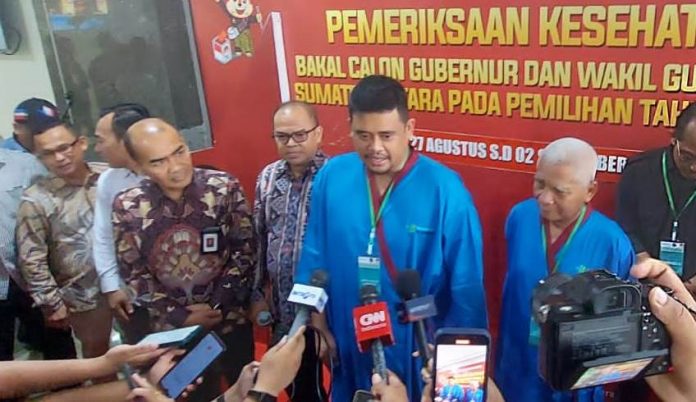 Bacalon Gubsu-Wagubsu, Bobby-Surya memberikan keterangan dalam pemeriksaan kesehatan di RSUP H Adam Malik, kemarin.(kaldera)