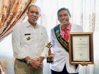 Penjabat Bupati Langkat, M Faisal Hasrimy, memberikan apresiasi yang setinggi-tingginya kepada Agus Salim atas penghaegaan sebagai dokter teladan tingkat nasional kategori "Pengabdian Tanpa Batas" dari Kementerian Kesehatan Republik Indonesia.