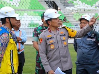 Wakapolda Sumut Brigjen Rony Samtana bersama instansi terkait melakukan cek akhir pembangunan Stadion Utama yang terletak di Sports Center, Desa Sena, Deli Serdang, kemarin.