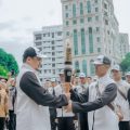 Walikota Medan, Bobby Nasution menerima api PON XXI Aceh - Sumut 2024 yang dibawa Pasukan Kirab Api di Halaman Kantor Walikota Medan, Senin (9/9/2024).