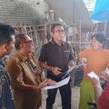 Anggota Komisi 4 DPRD Medan melakukan inspeksi mendadak (sidak) ke salah satu lokasi bangunan yang diduga menyerobot bahu jalan di Jalan Brigzein Hamid, Gang Andika, Kelurahan Titi Kuning, Kecamatan Medan Johor, Kamis (12/9/2024).