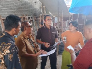 Anggota Komisi 4 DPRD Medan melakukan inspeksi mendadak (sidak) ke salah satu lokasi bangunan yang diduga menyerobot bahu jalan di Jalan Brigzein Hamid, Gang Andika, Kelurahan Titi Kuning, Kecamatan Medan Johor, Kamis (12/9/2024).