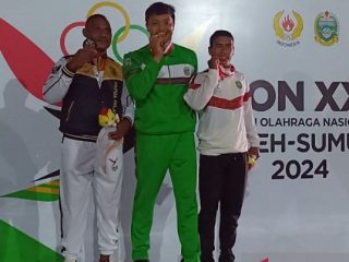 Hafiz saat menerima medali emas