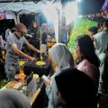 para pengunjung sedang membeli d salah satu stand yang berjualan di Medan Festival Kuliner