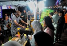 para pengunjung sedang membeli d salah satu stand yang berjualan di Medan Festival Kuliner