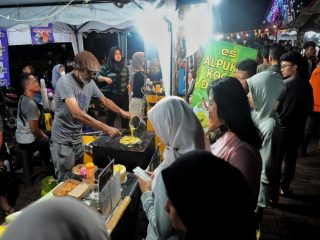 para pengunjung sedang membeli d salah satu stand yang berjualan di Medan Festival Kuliner