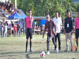 Anggota Komisi XI DPR RI, Gus Irawan Pasaribu, menutup secara resmi Festival Sepakbola Sipirok Narobi Cup 2024, di lapangan Martabe, Bunga Bondar, Sipirok, Minggu (15/9/2024).