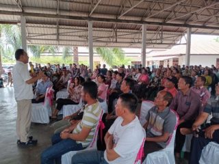 Calon Bupati Tapsel,H. Gus Irawan Pasaribu, SE, AK, MM, CA, berbaur dengan warga Tantom untuk melepas rindu karena sudah lama tak bertemu.