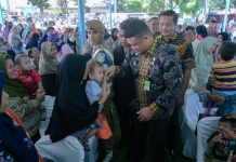 Walikota Medan Bobby Nasution memberikan bantuan pangan kepada Keluarga Rentan Stunting (KRS) di Kecamatan Medan Barat, tepatnya di Lapangan Pertiwi ,Jalan Budi Pembangunan, Kamis (19/9/2024).