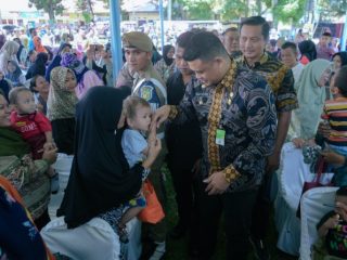 Walikota Medan Bobby Nasution memberikan bantuan pangan kepada Keluarga Rentan Stunting (KRS) di Kecamatan Medan Barat, tepatnya di Lapangan Pertiwi ,Jalan Budi Pembangunan, Kamis (19/9/2024).