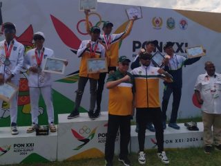 Pebalap motor asal Kalimantan Timur (Kalrim), Dimas Juliatmoko dan Rizal Feriadi langsung diberi uang tunai sebesar Rp40 juta usai meraih medali emas nomor beregu modifikasi PONXXI Aceh - Sumut 2024 yang berlangsung di Sirkuit Multifungsi Disporasu, Jalan Kamis (19/9/2024).