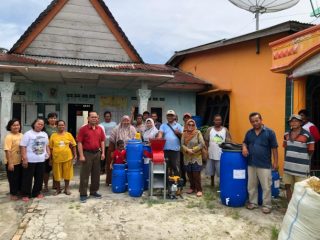 Tim PKM-DRTPM Unimed yang diketuai Nina Novira, Ph.D menggelar pelatihan pembuatan pupuk organik menggunakan komposter di Desa Bandar Rakyat Kecamatan Bandar Kabupaten Simalungun, Senin (16/09/2024).