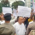Sekitar seratusan lebih pedagang Pusat mendatangi Kantor Walikota Medan, Jalan Kapten Maulana Lubis, Senin (23/9/2024).
