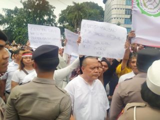 Sekitar seratusan lebih pedagang Pusat mendatangi Kantor Walikota Medan, Jalan Kapten Maulana Lubis, Senin (23/9/2024).