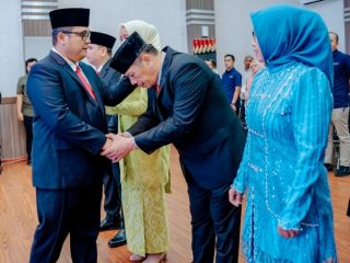 Atas nama Walikota Medan Bobby Nasution, Pj Sekda Kota Medan Topan Obaja Putra Ginting melantik dan mengambil sumpah 4 Pejabat Tinggi Pratama Pemko Medan di Balai Kota Medan, Selasa (24/9/2024) malam.